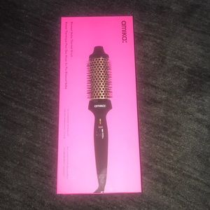 NWT Amika Blowout Babe Thermal Brush